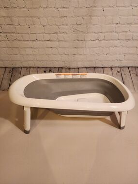 OXO TOT Plastic White & Grey Splash & Store Baby Bathtub for ages 0-18 month